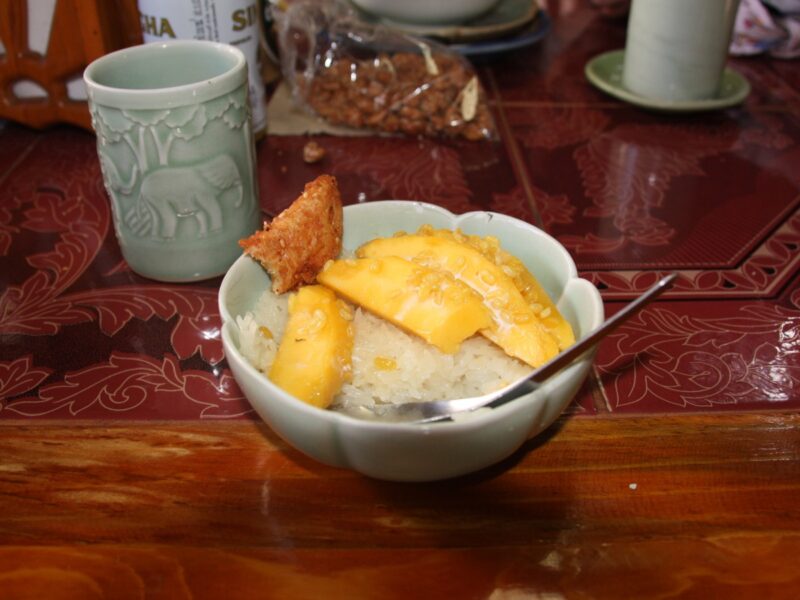Sticky rice with mango