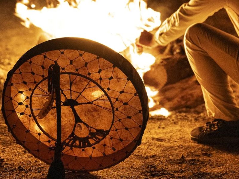 fuoco sacro cerchio di uomini